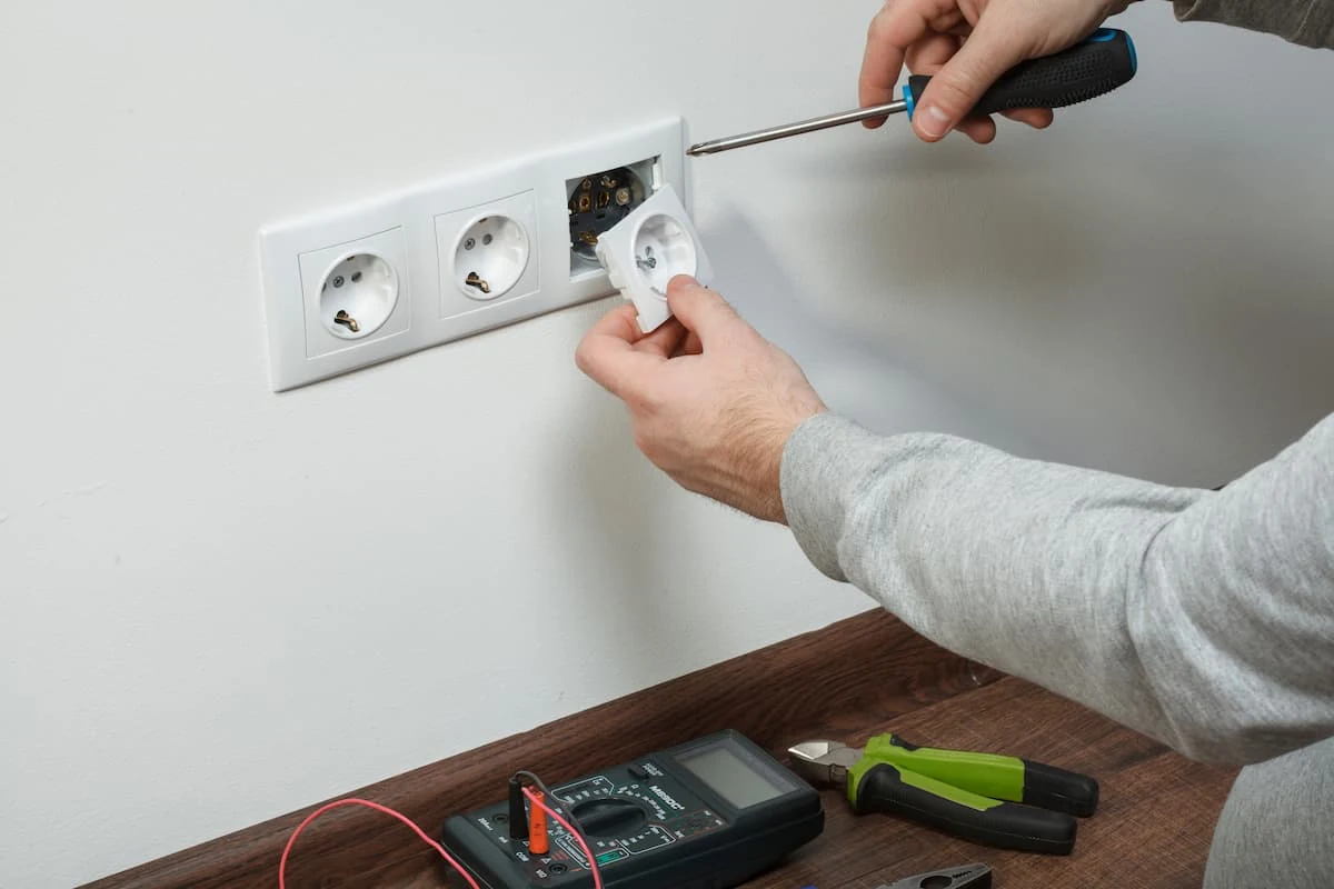 Montage einer elektrischen Steckdose