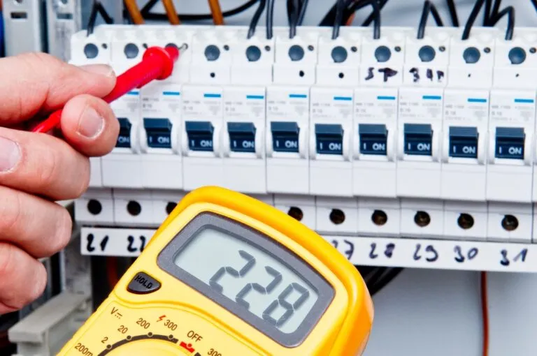 Elektriker bei einer Elektroinstallation